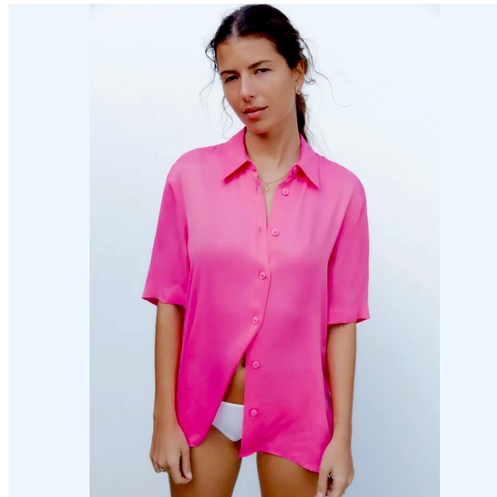 SATIN EFFECT TOP WITH VENTS